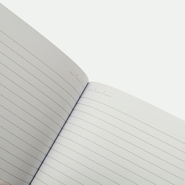 Notizbuch mit Blütenblättern