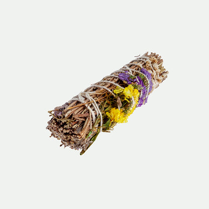 Botte de sauge avec pétales de fleurs