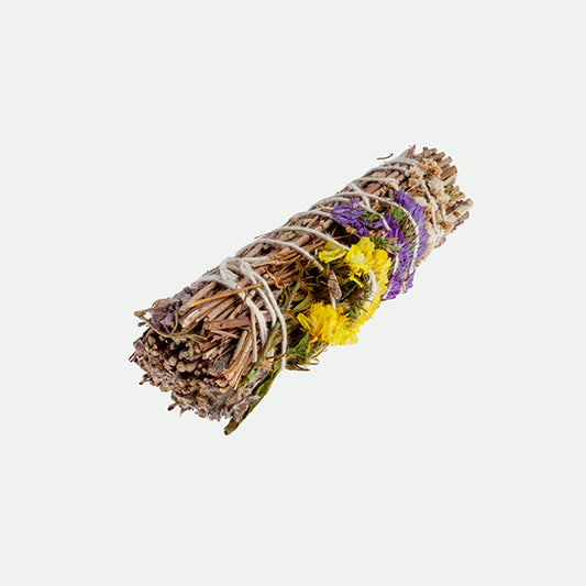 Atadillo salvia con pétalos de flores