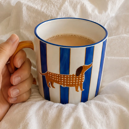 Mug en porcelaine avec un chien à rayures bleues